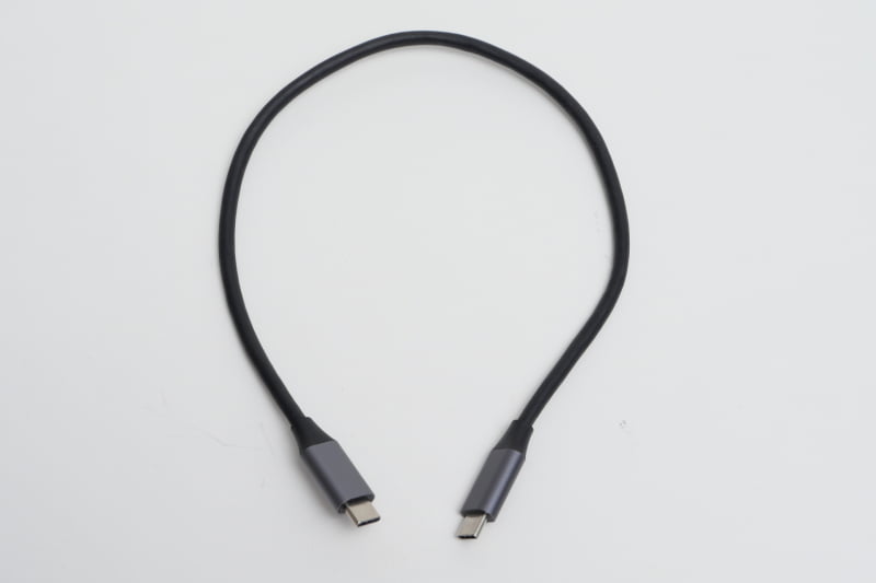 製品には0.3mのUSB Type-Cケーブルが付属する