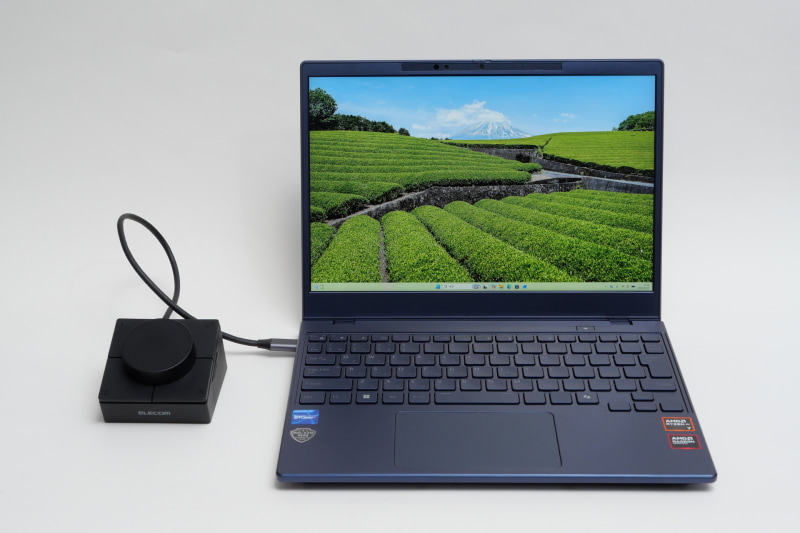 付属のUSB Type-CケーブルはDisplayPort Alt Modeに対応せず、e-Markerも内蔵しないため、映像出力や60W以上の給電を行なうには別途DisplayPort Alt Mode対応、e-Marker内蔵で90W以上の電力に対応するUSB Type-Cケーブルを用意する必要がある