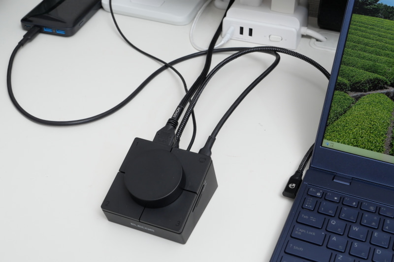 ハブをフル活用しようとすると後方に多くのケーブルが延び、そのスペースが使えなくなってしまう