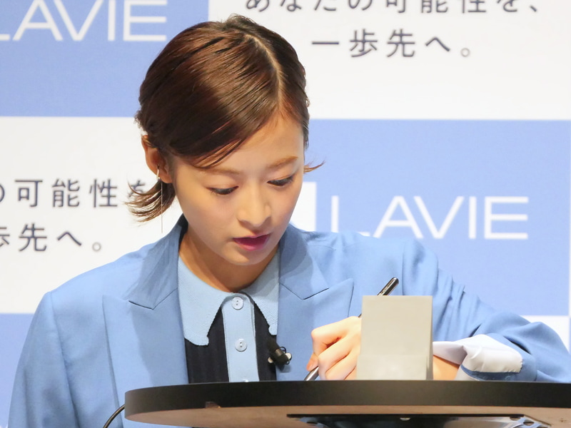 台本に書き込む様子を再現してみせた