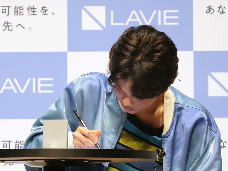 タブレットに書き込む黒川想矢さん