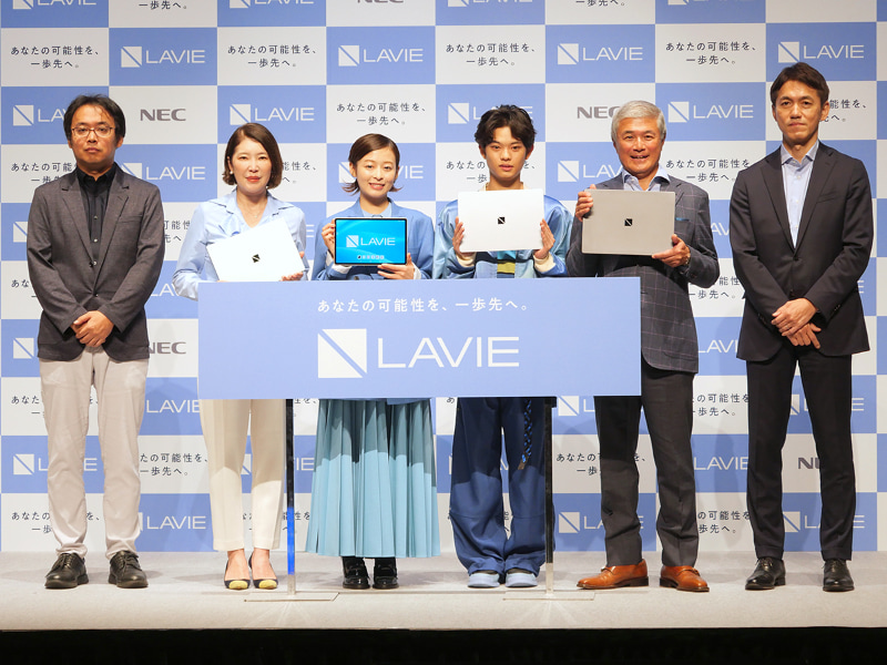 NEC PC発表会では登壇者全員で撮影した