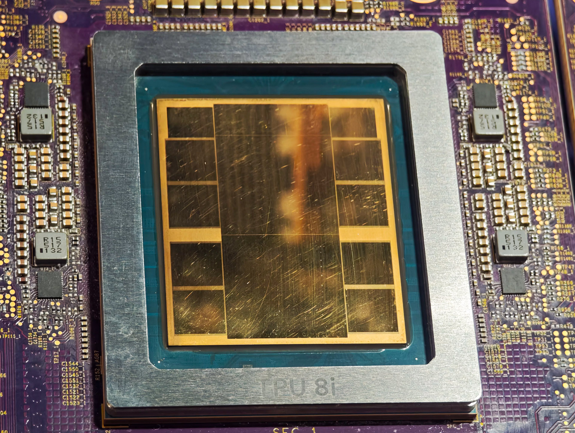 Google TPU 8i(4月のGoogle Cloud Nextで撮影)