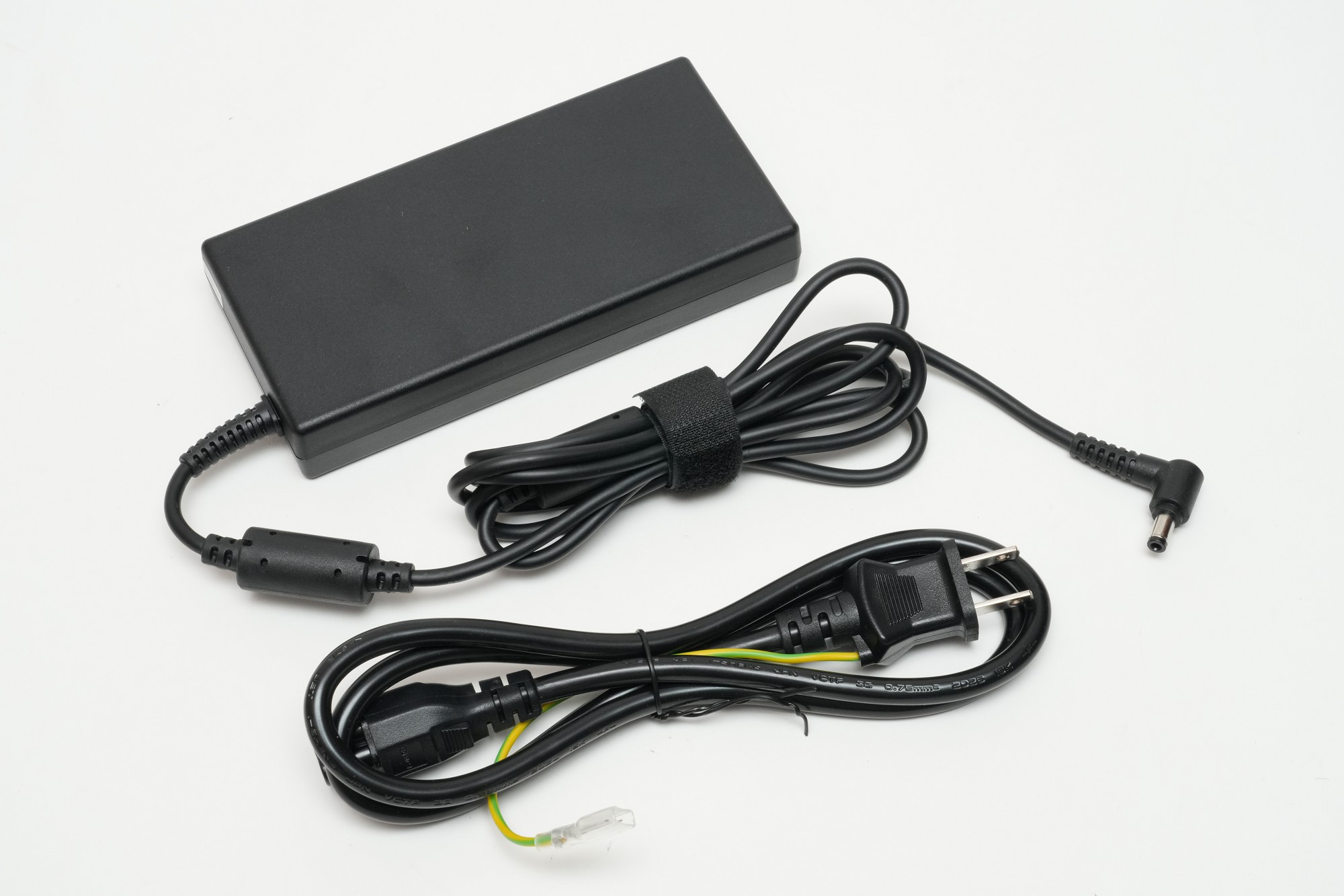 ACアダプタのサイズは実測154×75×25mm。ACアダプタのコード長は実測180cm、電源ケーブルの長さは実測100cm