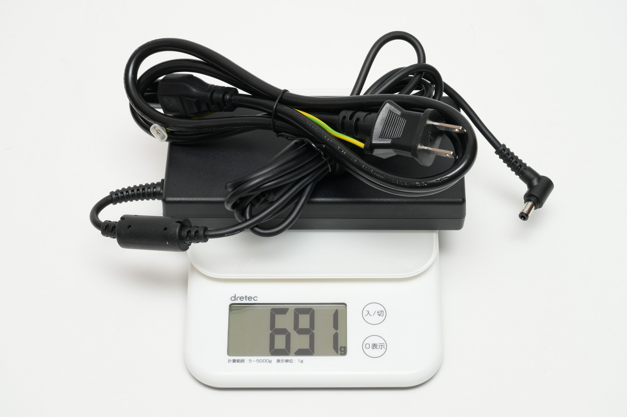 ACアダプタと電源ケーブルの合計重量は実測691g