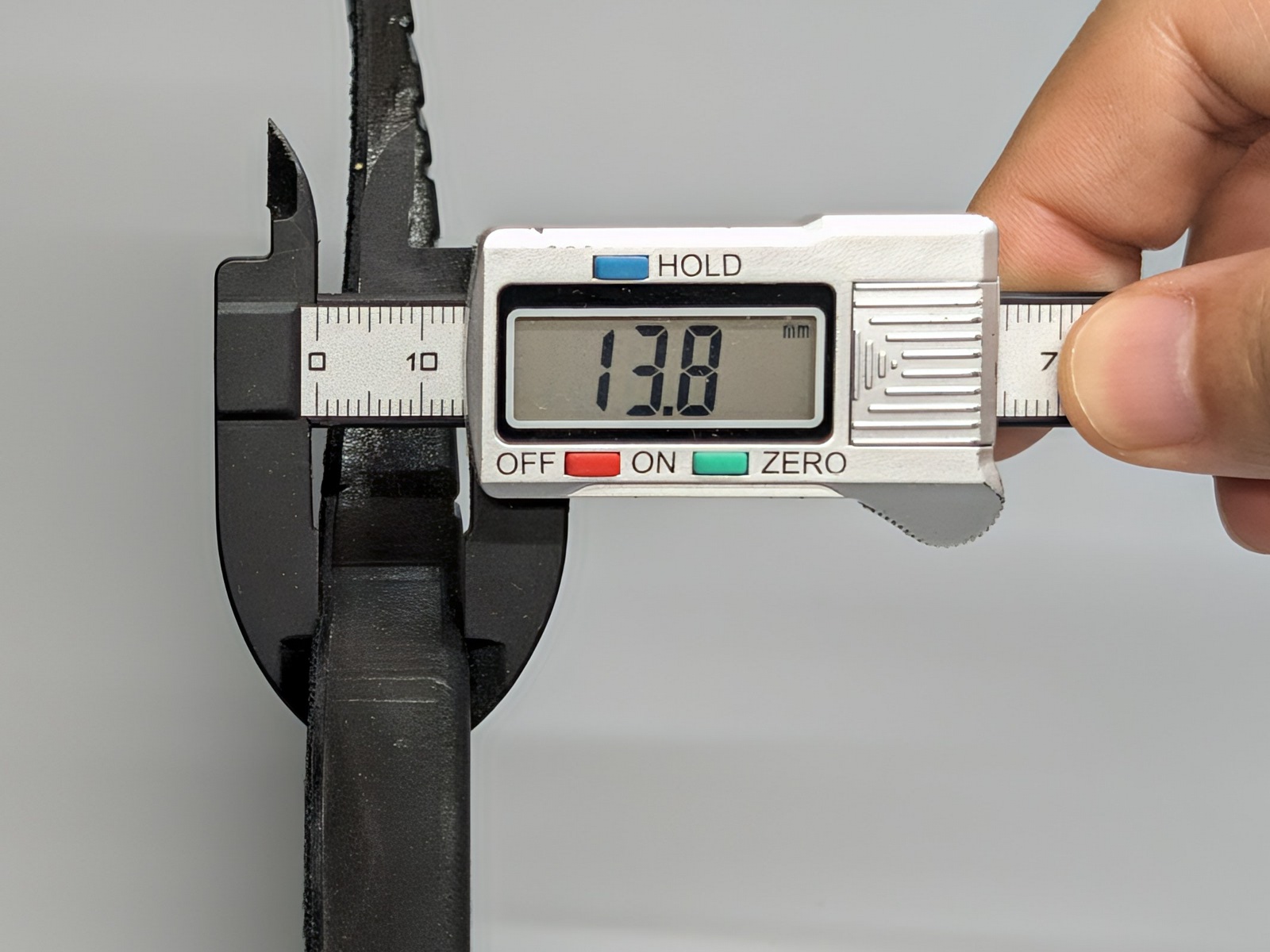 厚み(最厚部)は実測13.8mm。AirTagの厚みは公称8mmなので完全に収まる