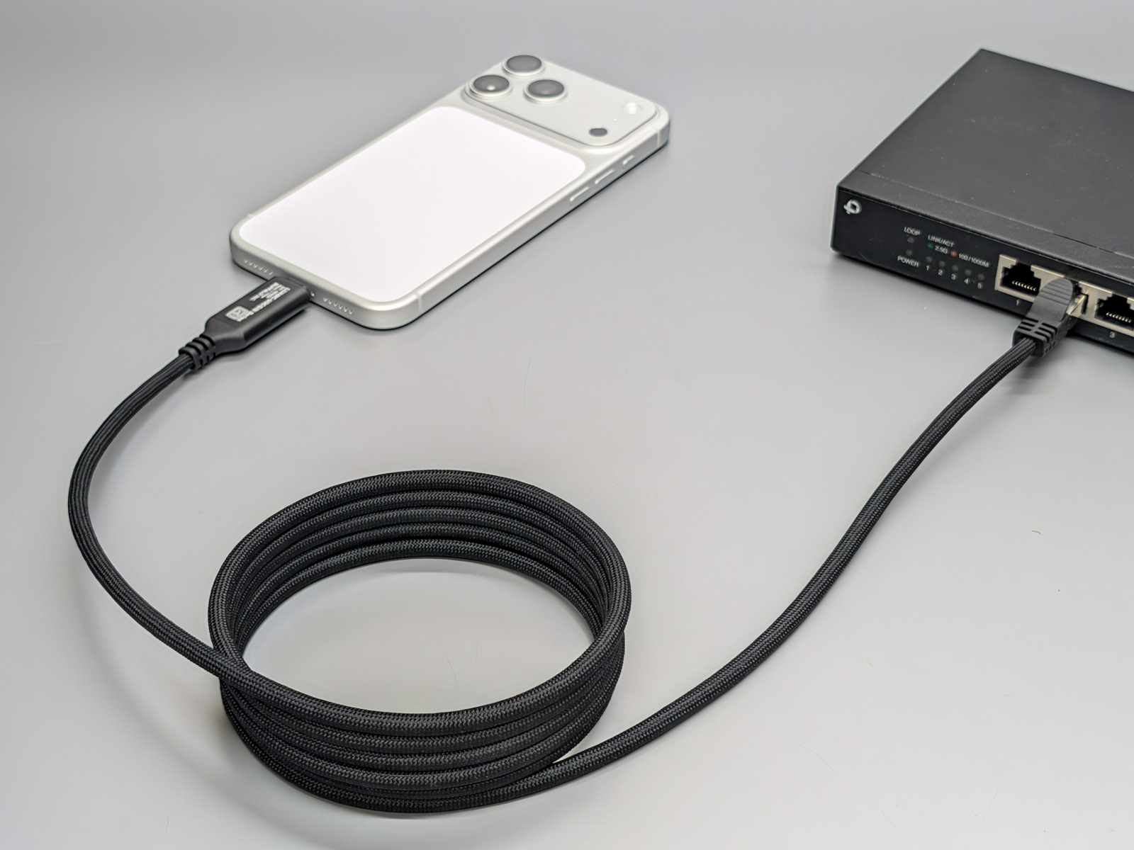 バッファロー「LUAMC-U3CG20/NBK」でiPhoneとハブを有線接続したところ。実売価格は執筆時点で3,280円
