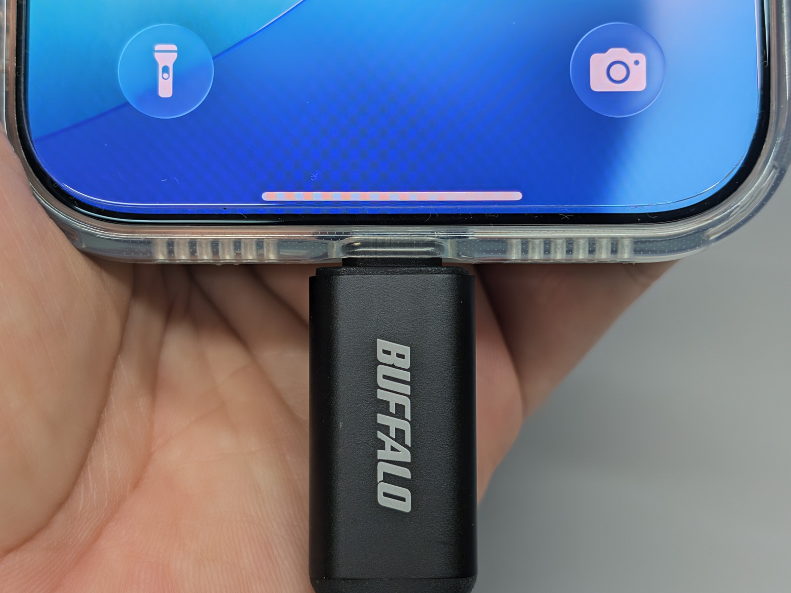 付け根に段差があることで、スマホに保護ケースを装着した状態でも挿しやすい