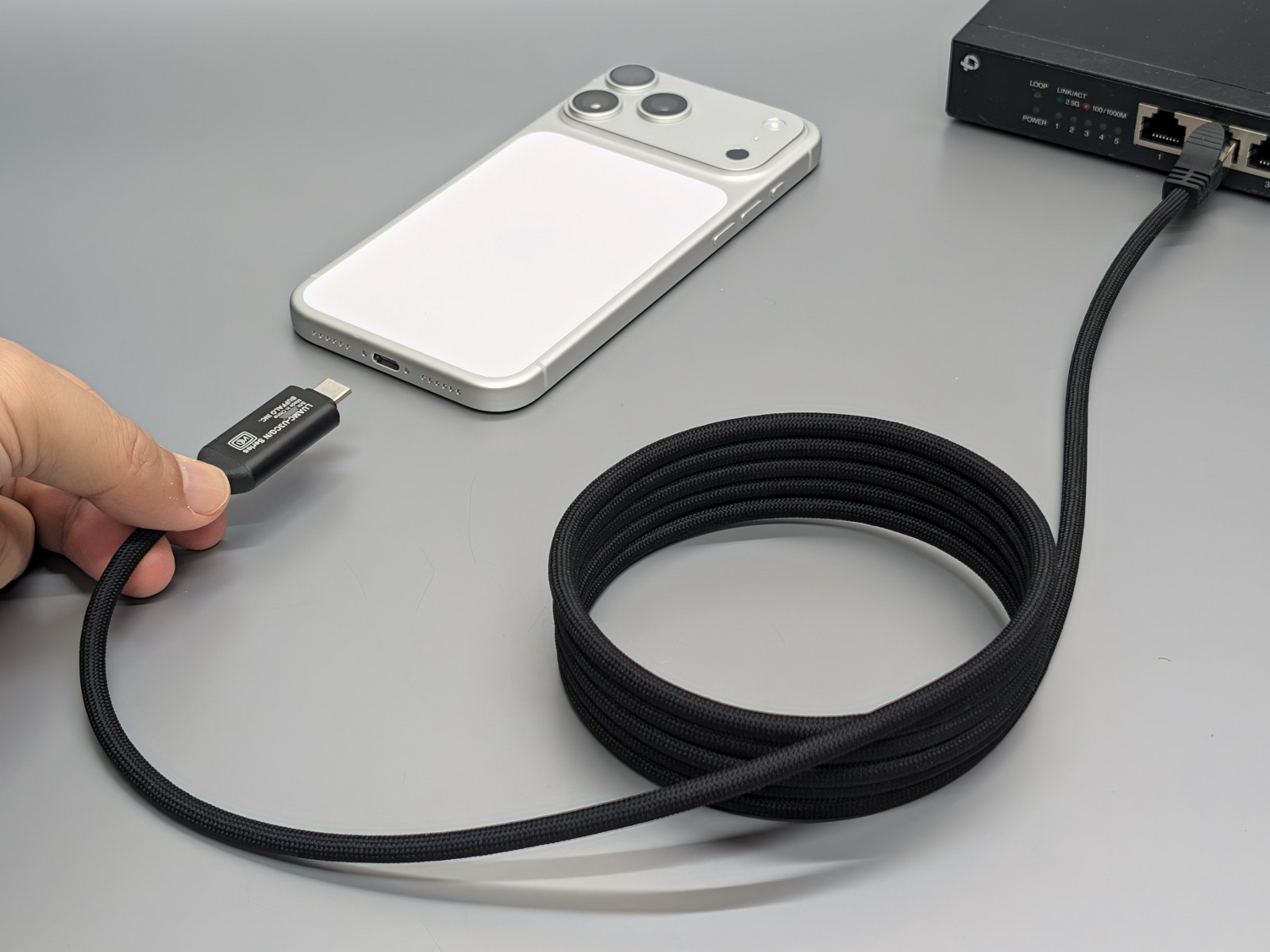 USBをスマホ(iPhone)側に、LANをハブないしはルーターの有線ポートに接続する