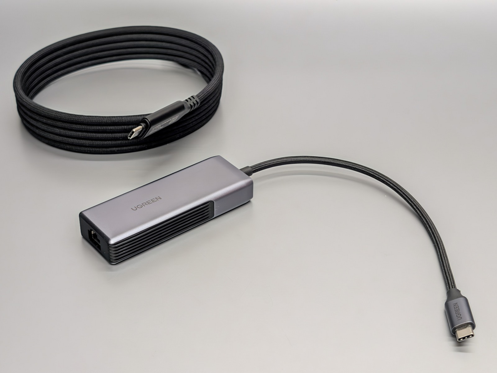 USB Type-CをLANに変換するアダプタの例。速度面ではこちらが有利だが、LANケーブルが別途必要になる