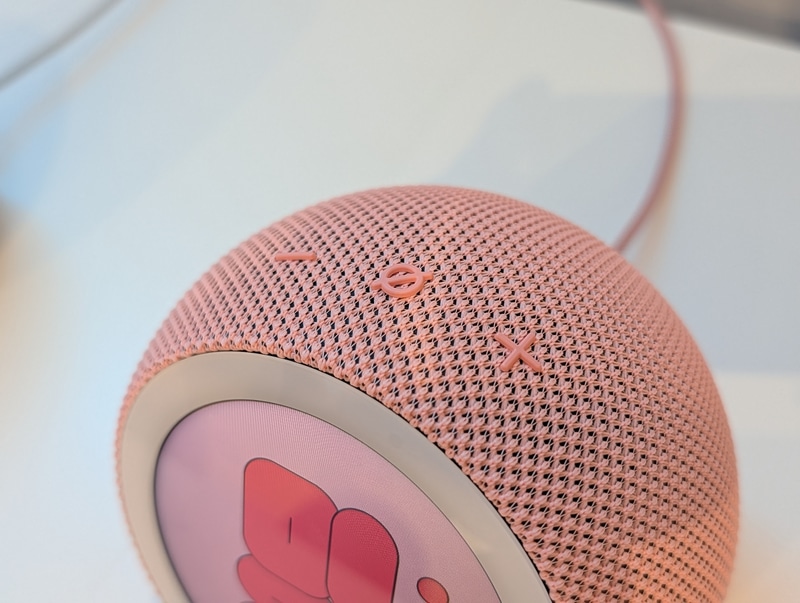 「Echo Time」は背面に電源コードを備え、天面部に操作ボタンが埋め込まれている