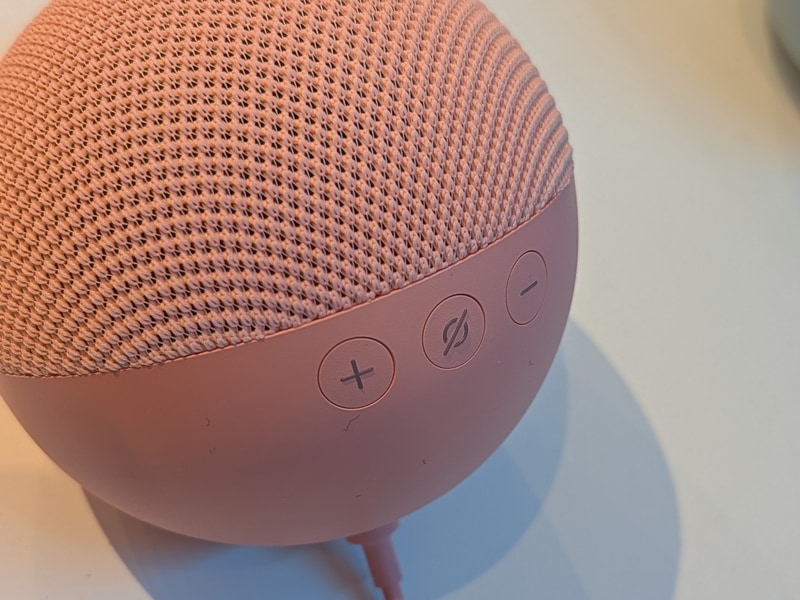 「Echo Dot」の構造も同様だが、こちらは操作ボタンが明確に分けられている