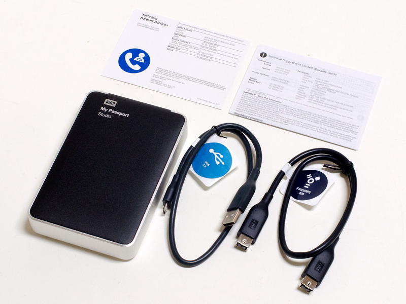 簡易マニュアル、USB 2.0ケーブル、Firewire 800ケーブル(1本のみ)