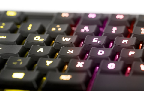SteelSeries、新型メカニカルスイッチ採用のゲーミングキーボード
