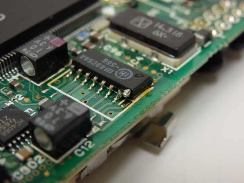 クロックジェネレータ「W48C54A」。入手時に既に改造されていて、133MHz駆動となっていた