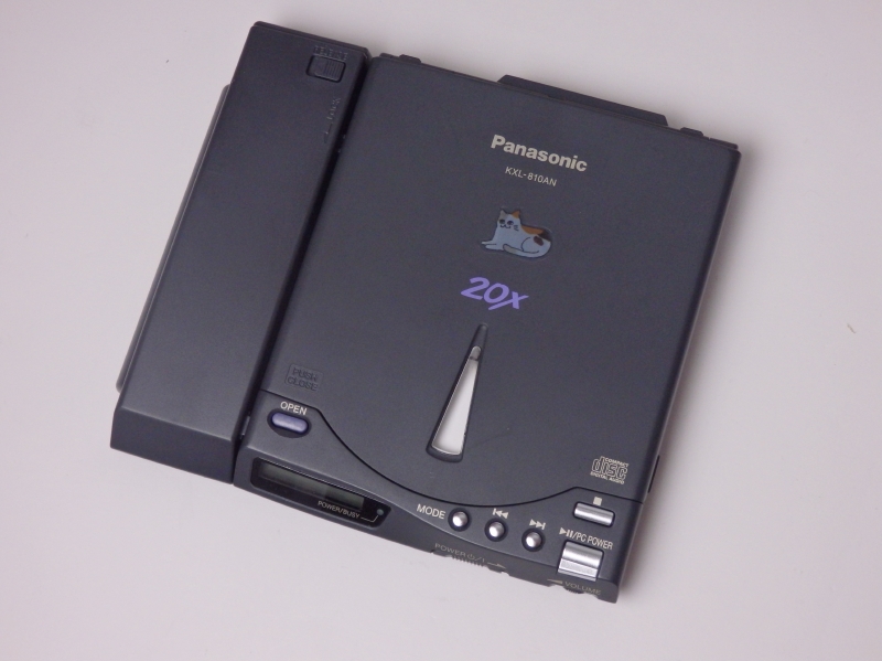 合体すれば、当時としては画期的なポータブルCDプレーヤーに