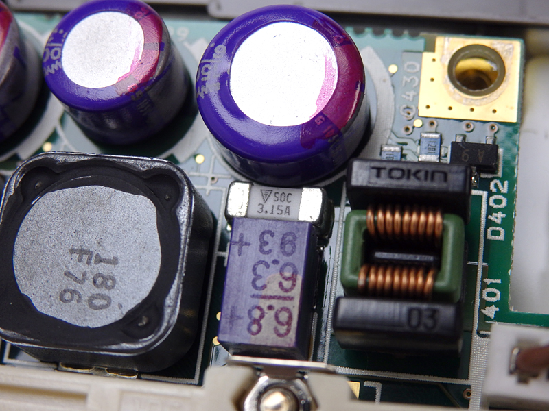 電源周りの拡大。白く「3.15A」の文字が見えるのがヒューズだ