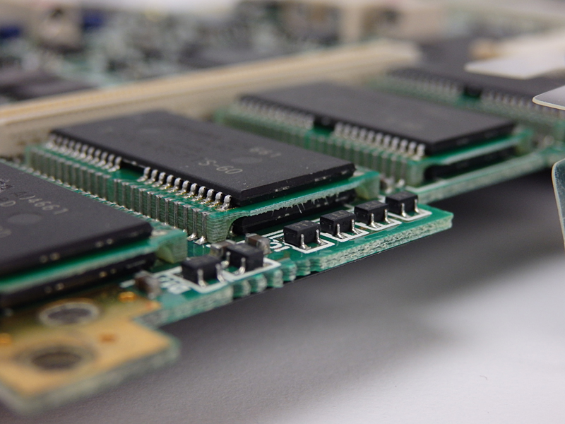 いわゆる「亀の子」でメモリを増やしており、低コスト化を図っている