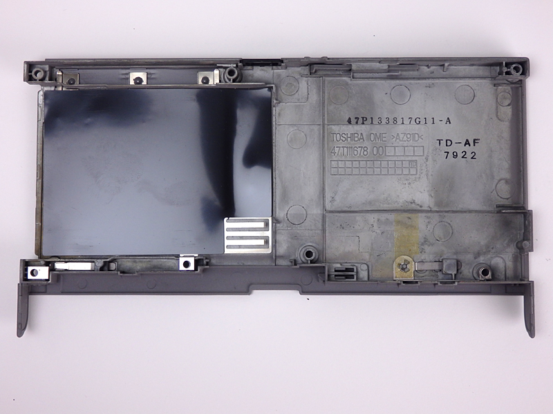 底面がマグネシウム合金となり、Libretto 30同等の剛性を維持しつつ薄型化を実現