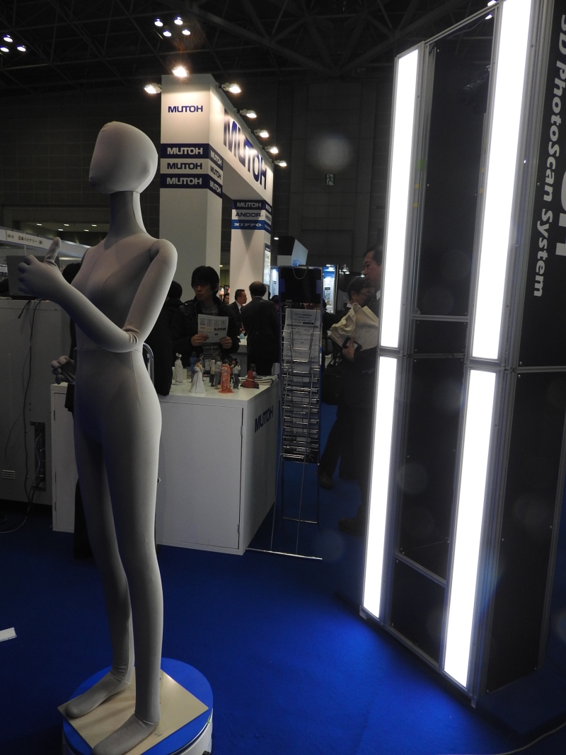 全身撮影用3Dスキャナ「MS-2000N」。LED光源の間にデジタル一眼レフカメラが4台設置されている