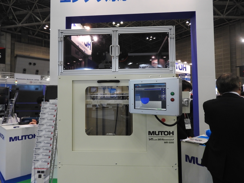 エンジニアリングプラスチック対応の大型3Dプリンタ「MR-5000」。最大造形サイズは500×500×500mm(同)と大きい