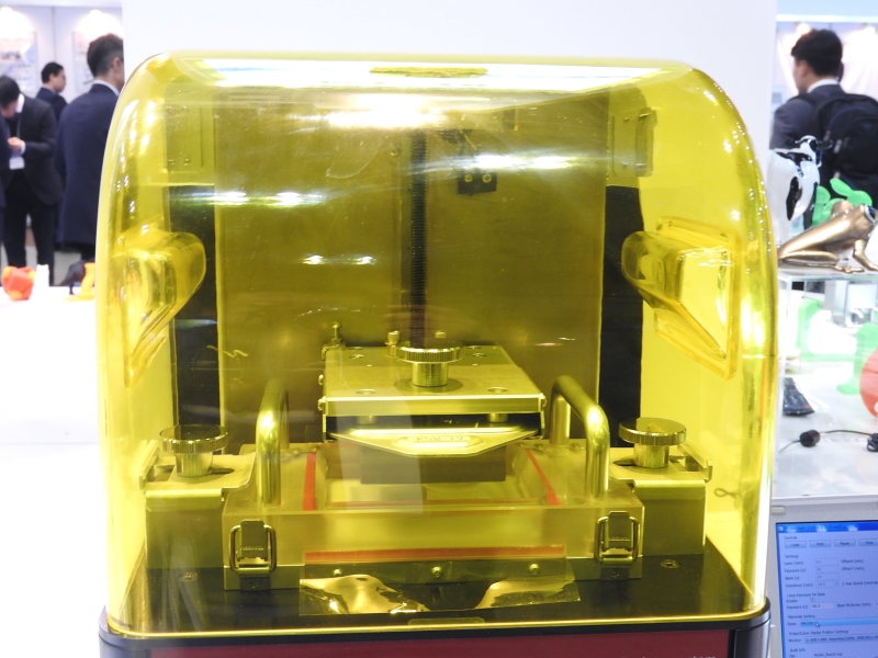 ML-48のプラットフォーム部分。最大造形サイズは48×27×80mm(幅×奥行き×高さ)とかなり小さいが、積層ピッチも最小0.025mmと小さい