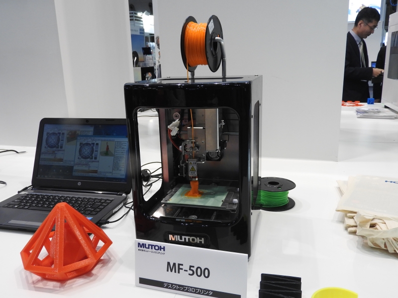 武藤工業のパーソナル3Dプリンタ「MF-500」。シリーズ最小のモデルで、最大造形サイズは100×100×100mm(同)である