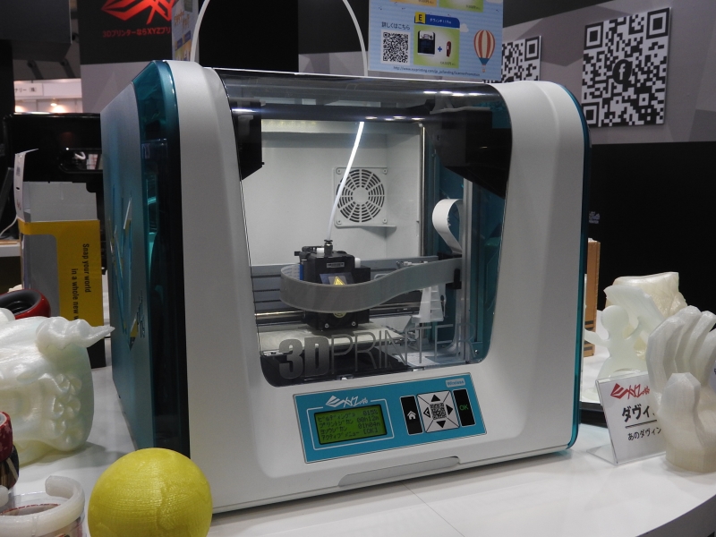 2015年10月に発売されたパーソナル3Dプリンタ「ダヴィンチ Jr. 1.0w」。こちらも無線LANに対応しており、専用アプリを用いて、iPadやAndroidタブレットから操作できる