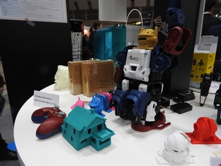 XYZプリンティング、スマホで操れる18自由度のロボット「Bolide