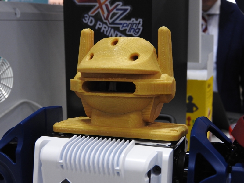 頭部パーツを変更するだけで、ロボットの印象は大きく変わる