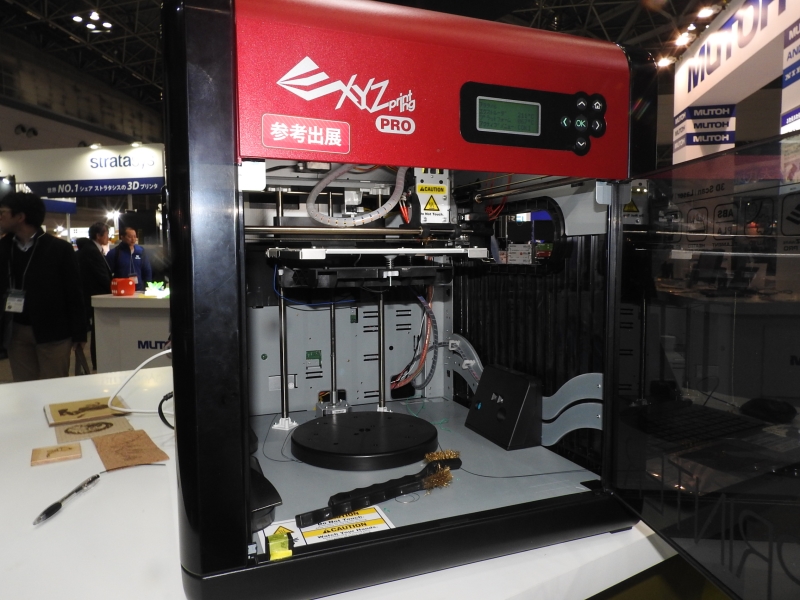 こちらは上位機種の「ダヴィンチ 1.0 Pro 3-in-1」。ダヴィンチ 1.0 Proの機能に加え、3Dスキャナ機能とレーザー刻印機能(レーザーユニットはオプション) を備えた1台3役の高機能モデルだ