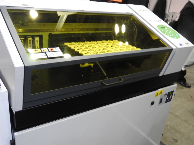 新製品のフラットヘッドUVプリンタ「LEF-20」。さまざまな立体素材に直接印刷を行なえる