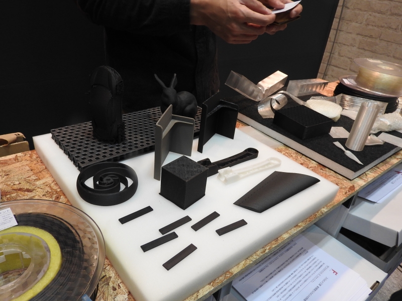 PP/炭素繊維フィラメントの出力例。PP(ポリプロピレン)に炭素繊維を混ぜたフィラメントは、世界初とのことだ