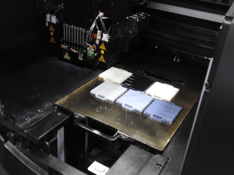 Objet 260 Connex3の出力の様子。材料を自由な割合で混ぜ合わせて出力できることが特徴だ