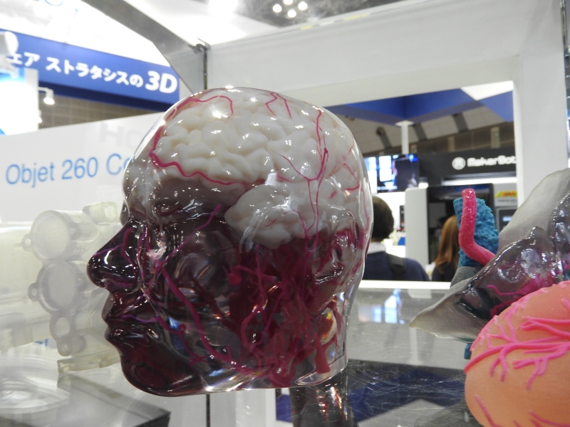 Objet 260 Connex3の出力例。透明な部分と色の付いた部分を一度に出力できる