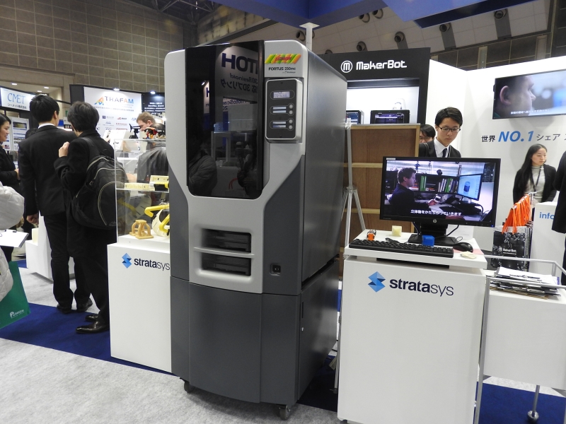 業務用3Dプリンタ「Fortus 250mc」。 ABS樹脂を使うFDM方式の3Dプリンタだが、溶解性のサポート材を利用でき、高精度な出力が可能だ