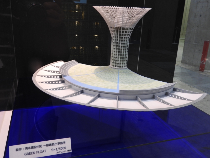 清水建設のブースでは、3Dプリンタを使った建築模型作品が展示されていた。これは、「GREEN FLOAT」と名付けられた建築物で、縮尺は1/5,000である