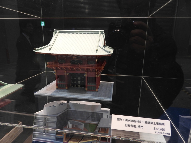 こちらは実在する日枝神社の楼門の模型で、縮尺は1/60である