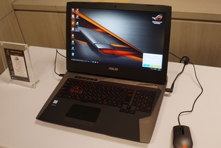 ASUS、水冷ゲーミングノートGX700の動画/実写ギャラリー ～本体を収納