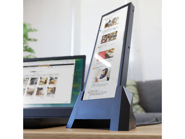SNSに超便利！かもしれない420×1,920ドットの縦長8.8型液晶