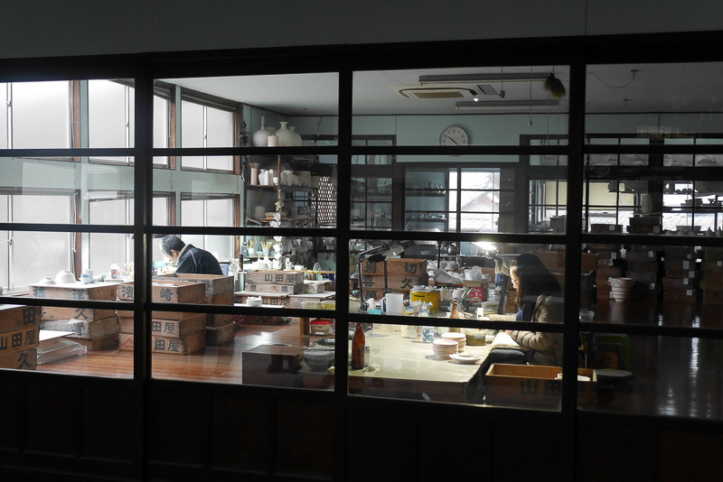 工房内で繊細な作業が黙々と行なわれていた