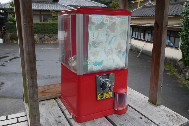 波佐見焼のアクセサリーが入ったガチャガチャもある