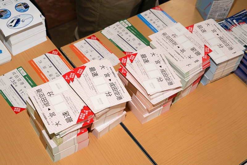 受付で切符を模したスタンプラリー券を受け取る。第一問目のクイズは共通。ちなみに答えは大宮～成田空港最速67分