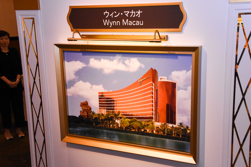 説明会ではスティーブ・ウィン氏がこれまで手がけてきたホテル、IRをアートギャラリー風に紹介した