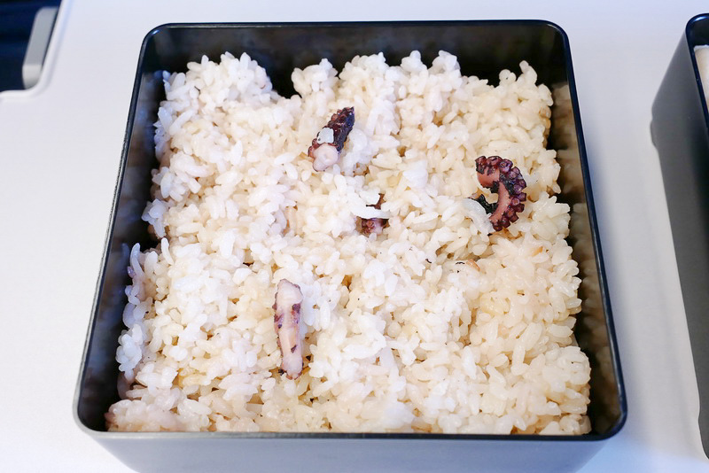 お重の下段にはたこめしがたっぷり。たこめしは、ご飯一粒一粒にたこの風味がしっかりとしみ込んで、あとを引く美味しさ。たこの身も適度な歯ごたえで美味しくいただけます