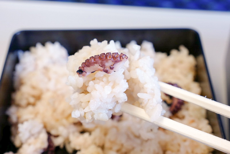 お重の下段にはたこめしがたっぷり。たこめしは、ご飯一粒一粒にたこの風味がしっかりとしみ込んで、あとを引く美味しさ。たこの身も適度な歯ごたえで美味しくいただけます