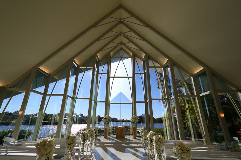 中からはガラス越しに見える水と緑が印象的