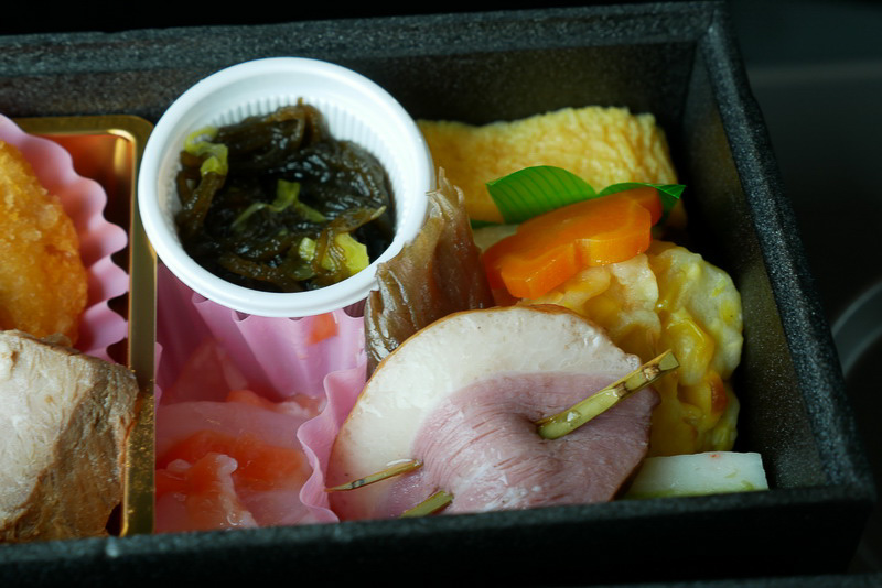 「じゅんさい入りもずく酢」や「イカと鮭の麹漬」「合鴨スモーク串」など、懐石料理らしい料理が並ぶ