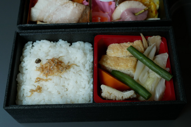 二の重には、煮物とごはんが盛り付けられている