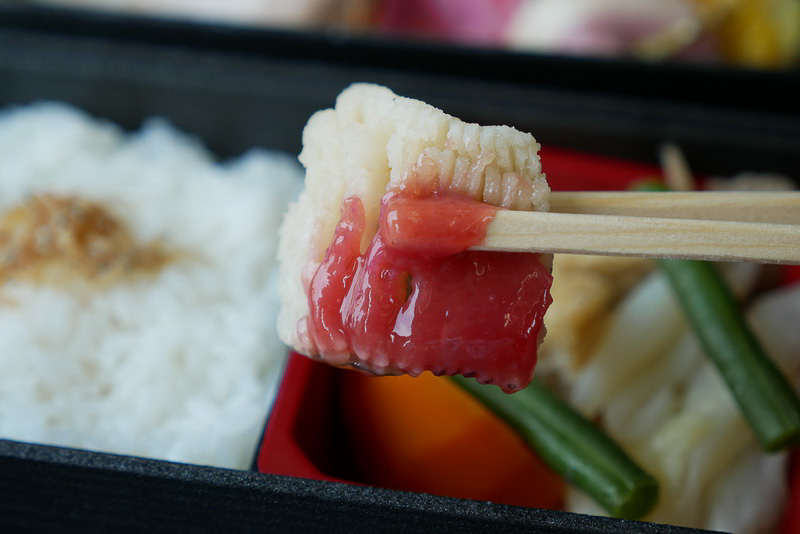 煮物には、夏の魚としておなじみの鱧が使われている。梅肉が添えられ、湯引きのような味わいが楽しめる